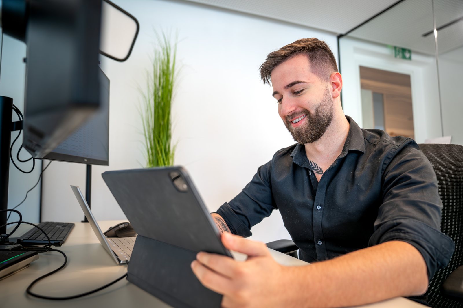 Berater von LET Sonnensegel bei der Beratung mit dem Tablet